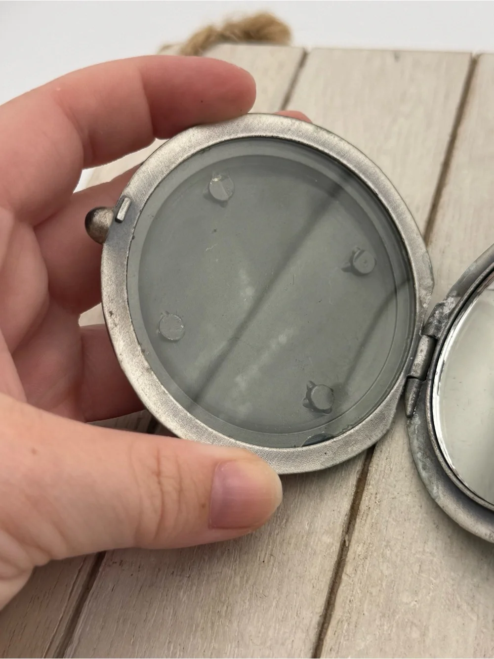 N/A round metal
